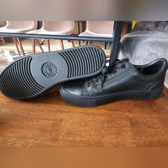 UGG black sneakers. Women's size 8. - Picture 3 of 5